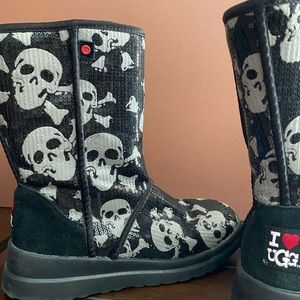 Rare I ❤️UGGS black sequin skull boots
